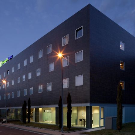 Holiday Inn Express Pamplona By Ihg Mutilva Baja Bagian luar foto