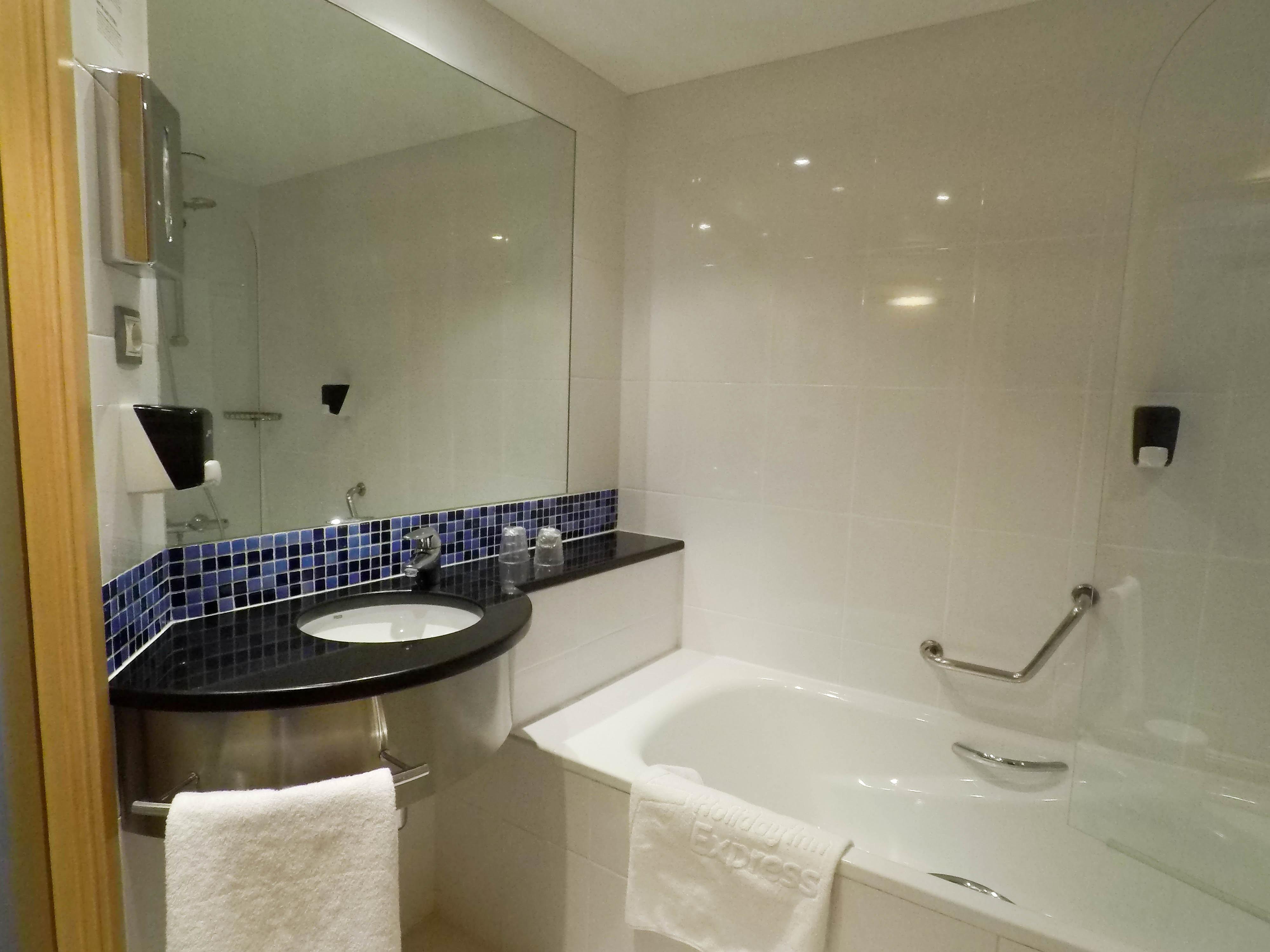 Holiday Inn Express Pamplona By Ihg Mutilva Baja Bagian luar foto