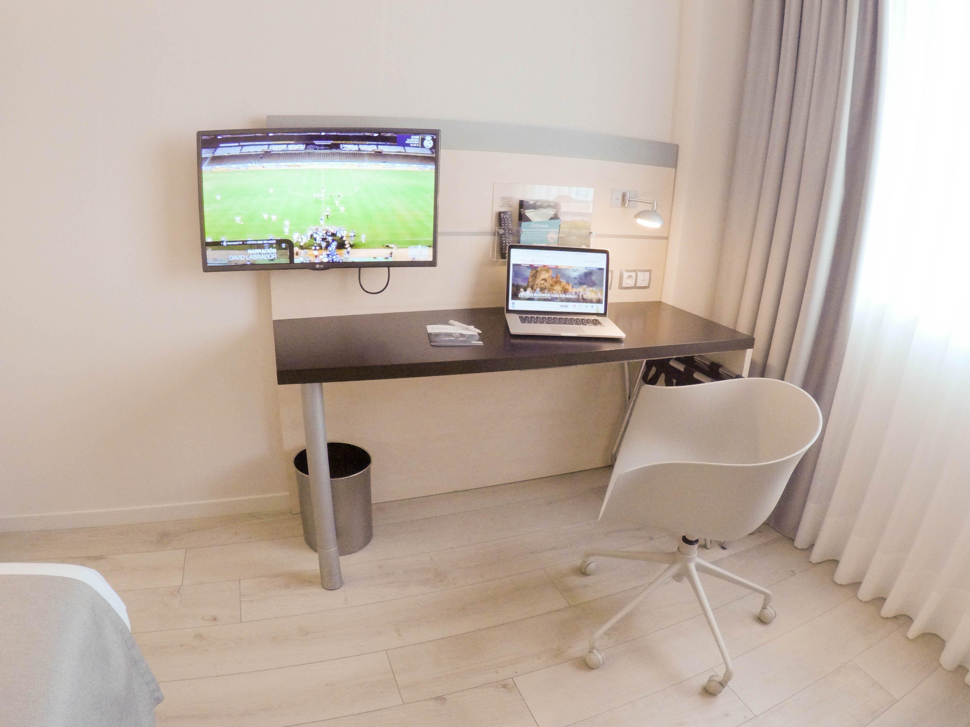 Holiday Inn Express Pamplona By Ihg Mutilva Baja Bagian luar foto