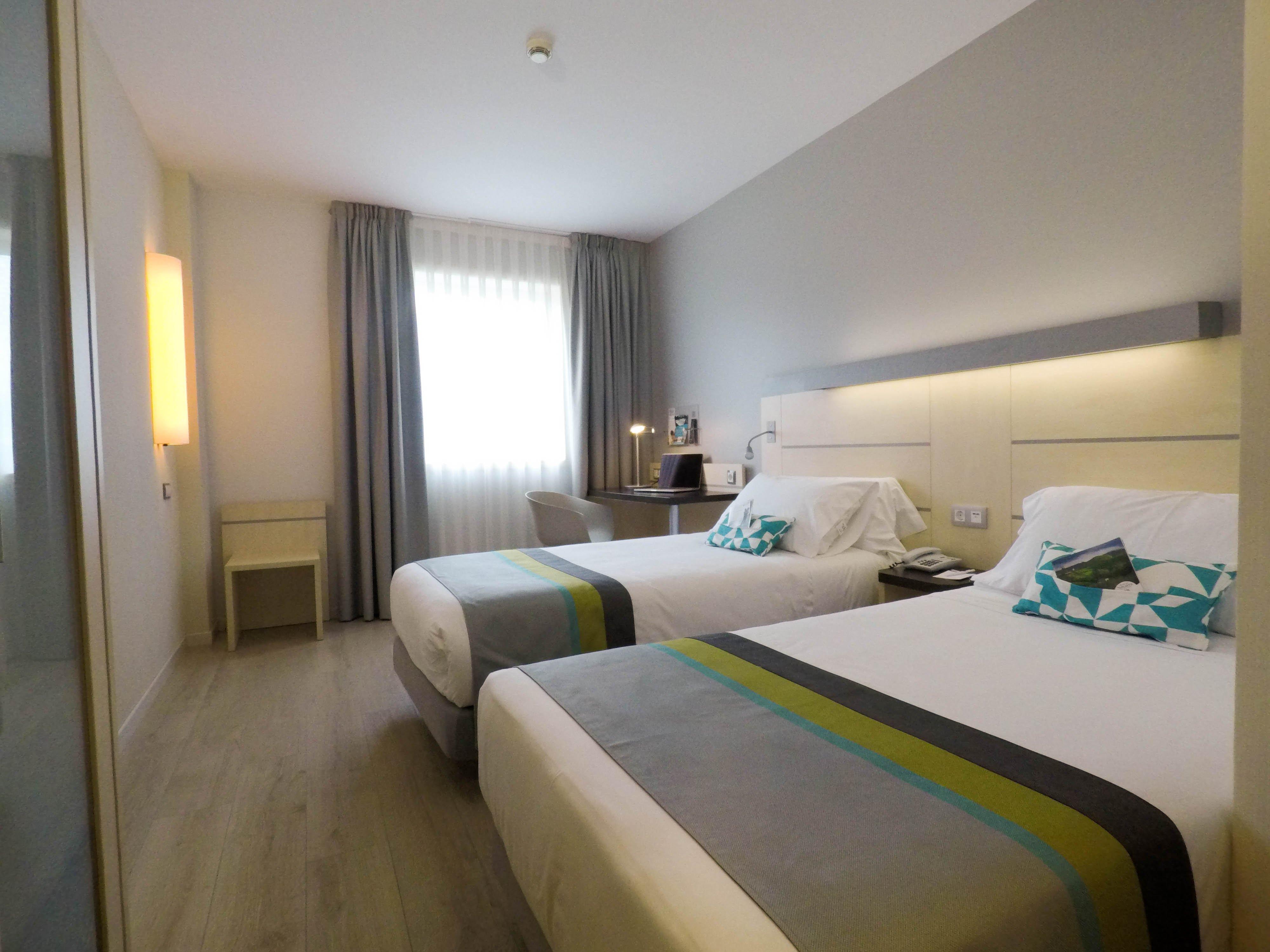 Holiday Inn Express Pamplona By Ihg Mutilva Baja Bagian luar foto