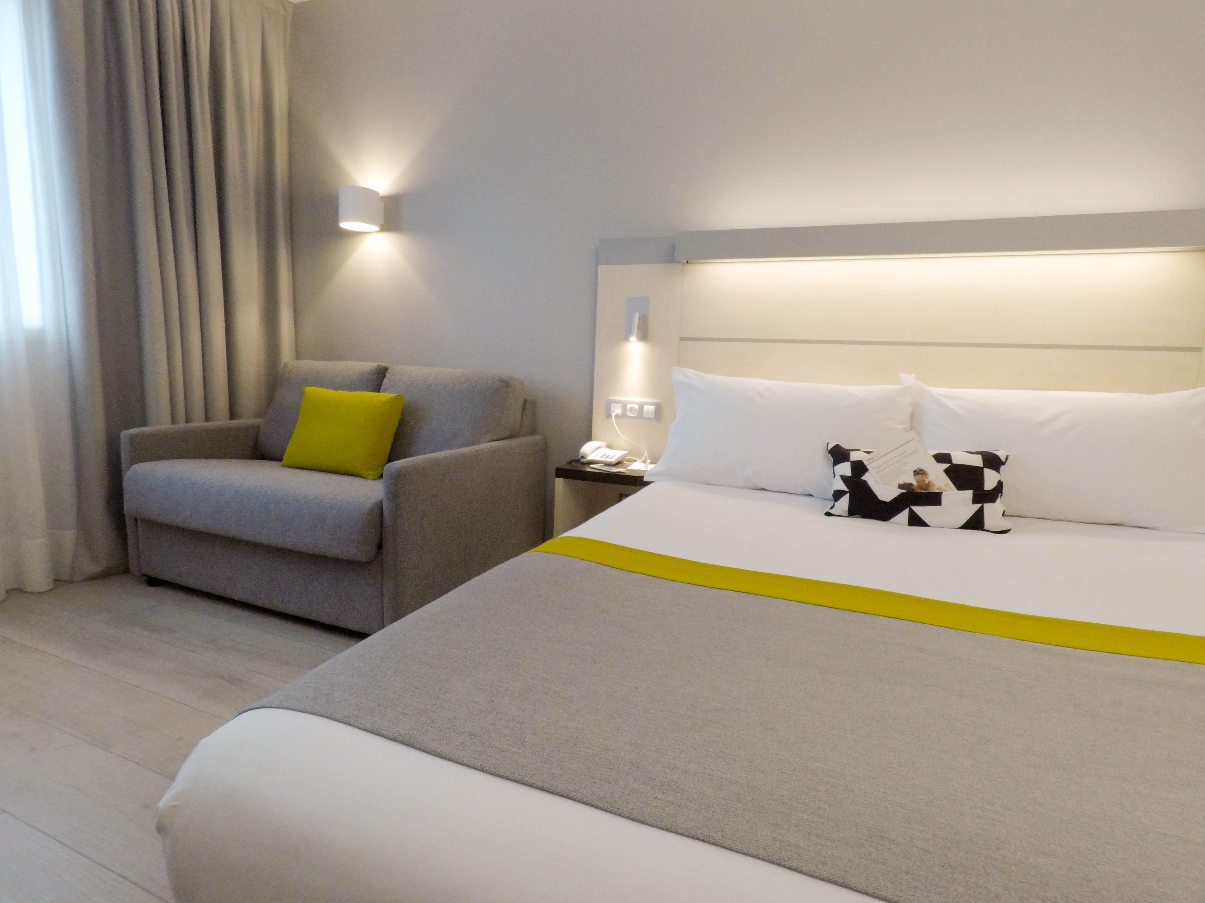 Holiday Inn Express Pamplona By Ihg Mutilva Baja Bagian luar foto