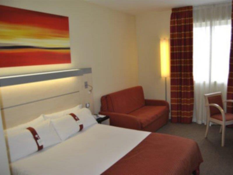 Holiday Inn Express Pamplona By Ihg Mutilva Baja Bagian luar foto