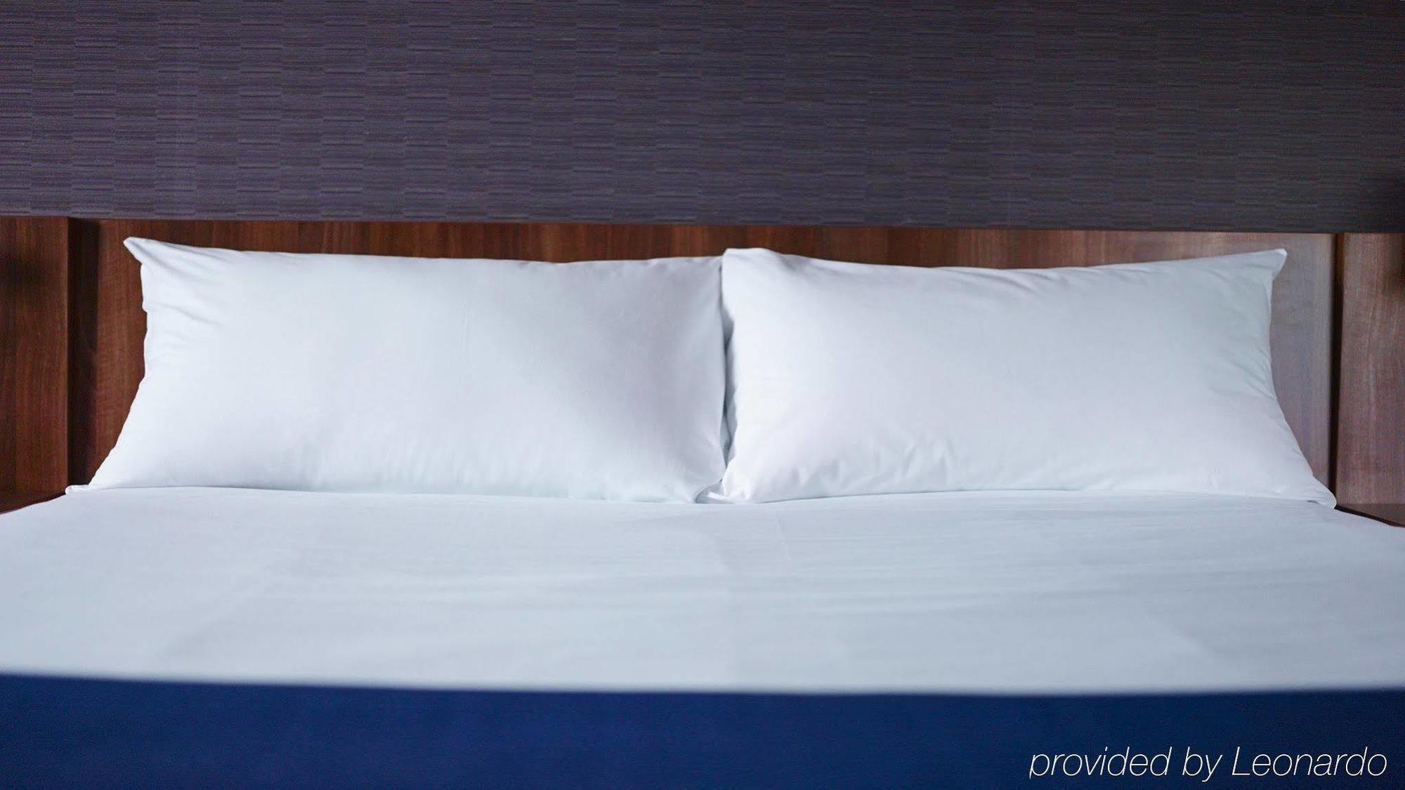 Holiday Inn Express Pamplona By Ihg Mutilva Baja Bagian luar foto
