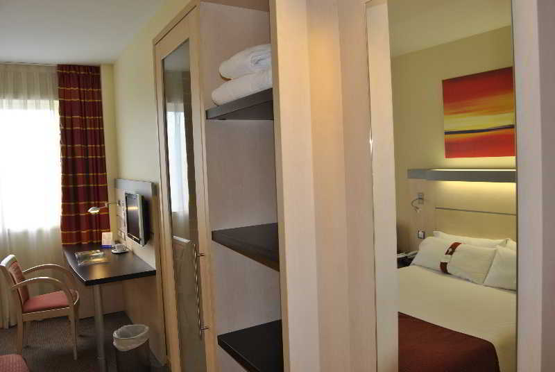 Holiday Inn Express Pamplona By Ihg Mutilva Baja Bagian luar foto