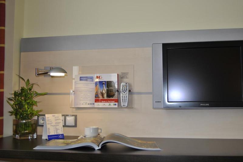 Holiday Inn Express Pamplona By Ihg Mutilva Baja Bagian luar foto